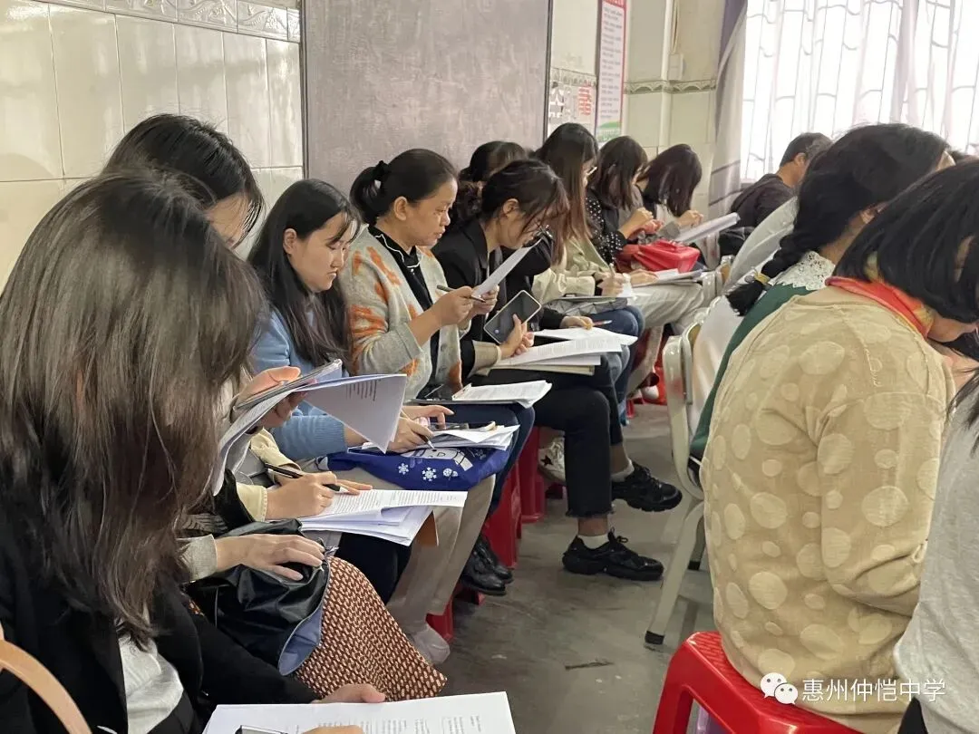 许安琦老师在高一1班进行阅读课展示