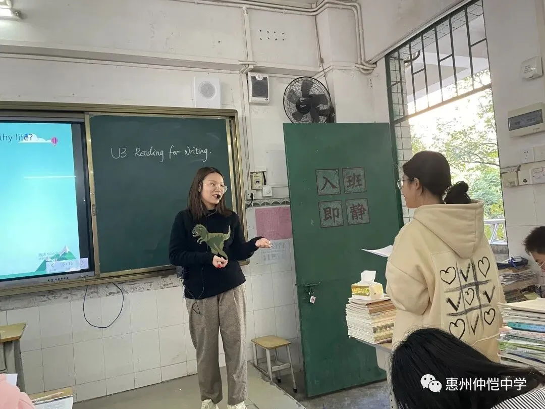 学生们在课堂上认真学习和练习