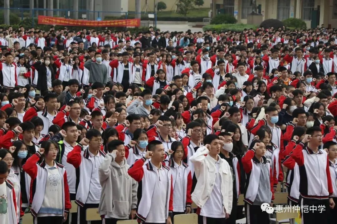 惠州仲恺中学师生代表与马相华老师合影留念