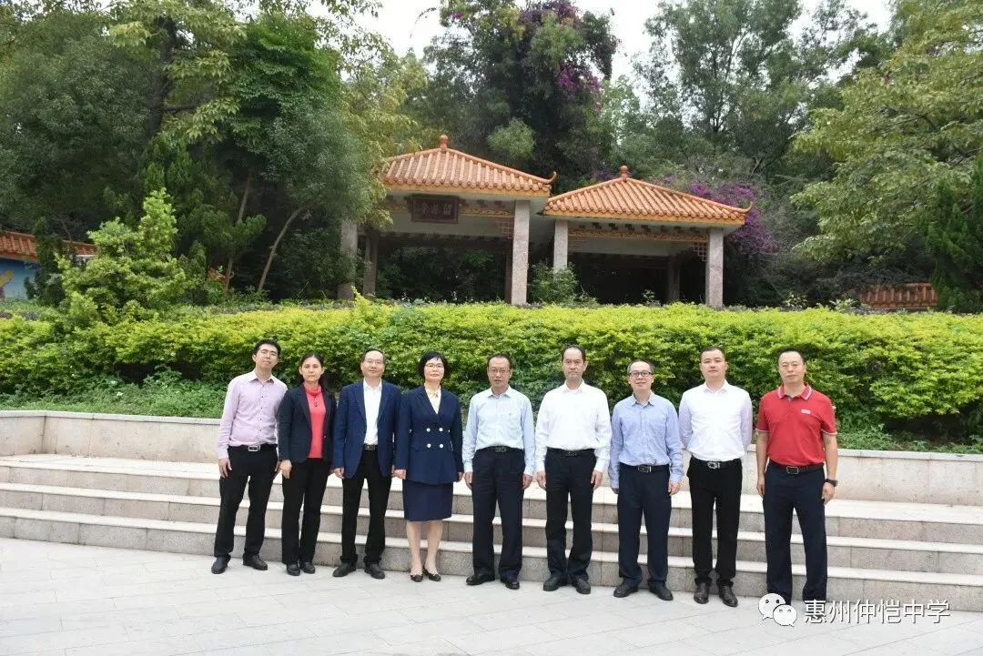 程昆副主委一行参观仲恺中学校园