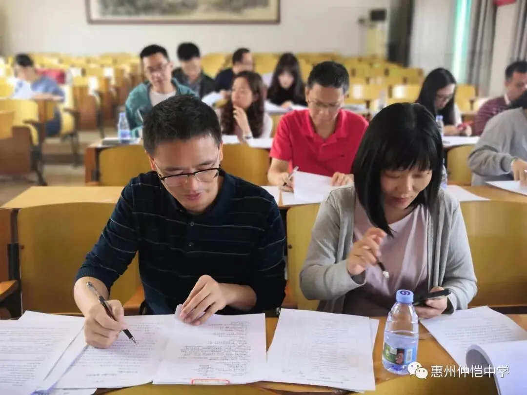 评委们对学历案进行细致的评审