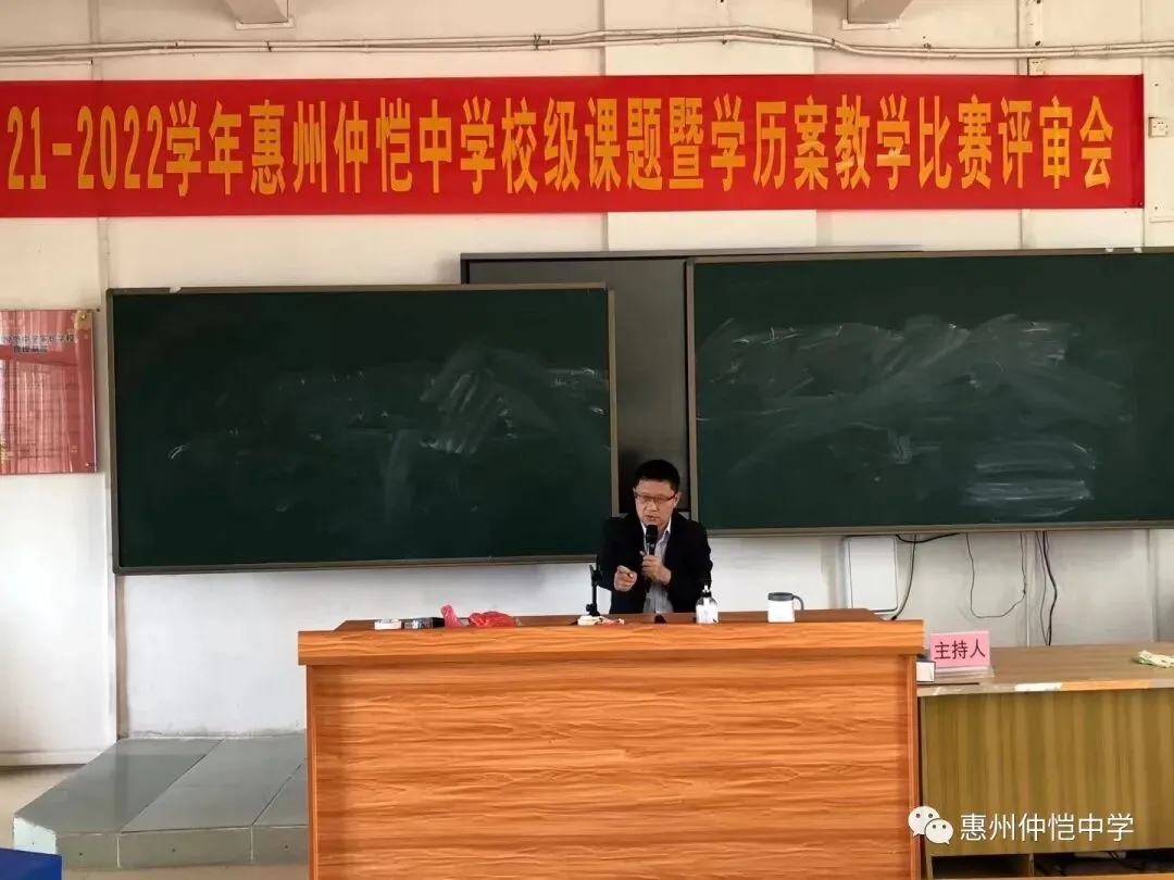 评委们正在认真审阅参赛教师设计的学历案