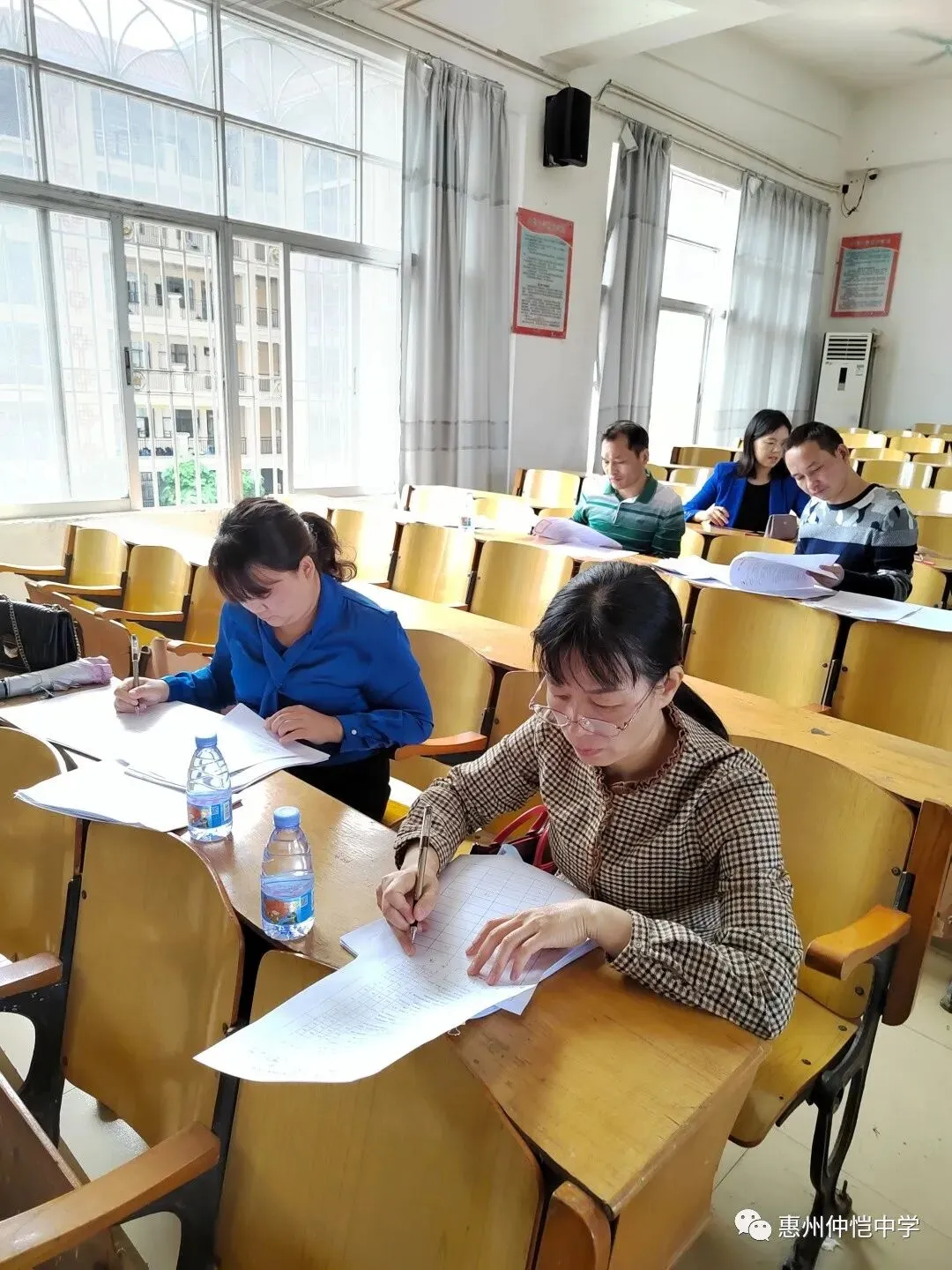 评审专家组认真讨论学历案设计