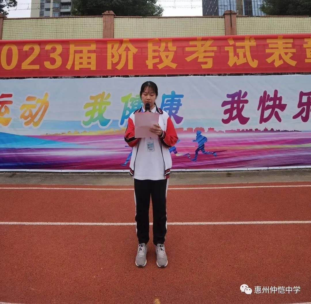 刘谋智副校长为获奖学生颁奖