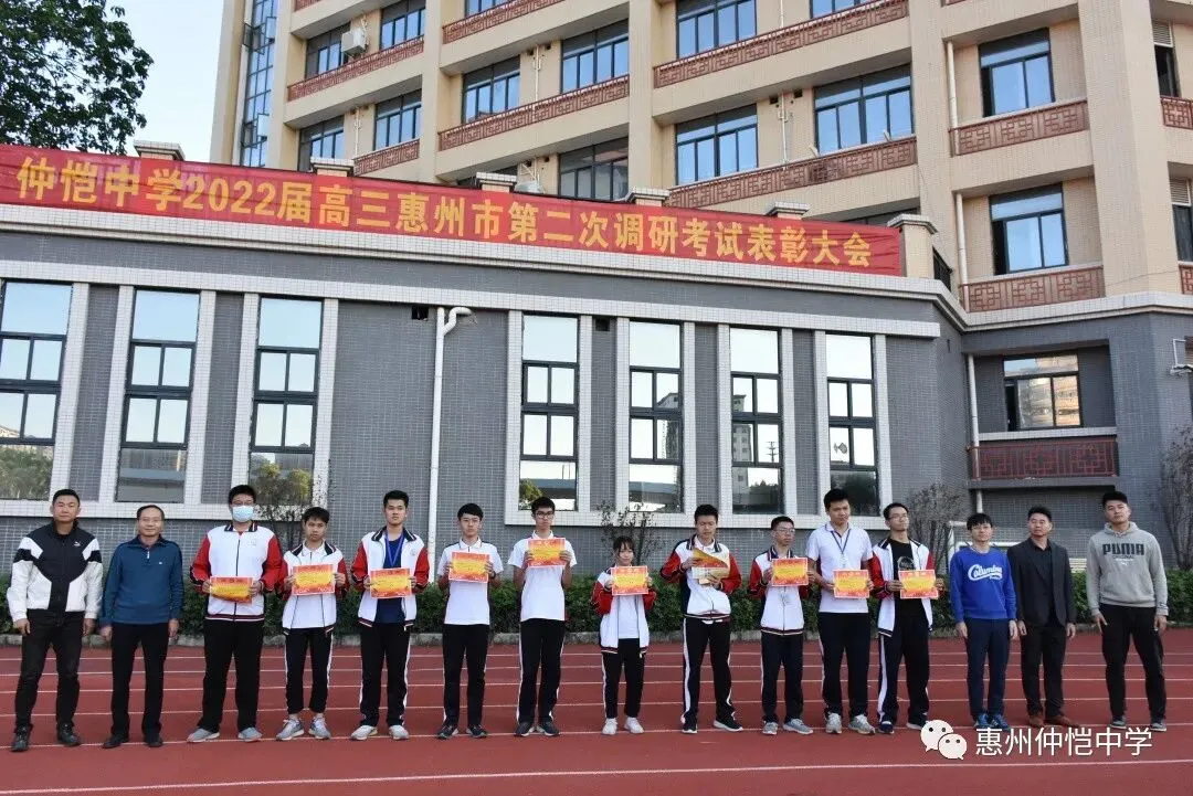 学校领导为获奖文明班级颁奖