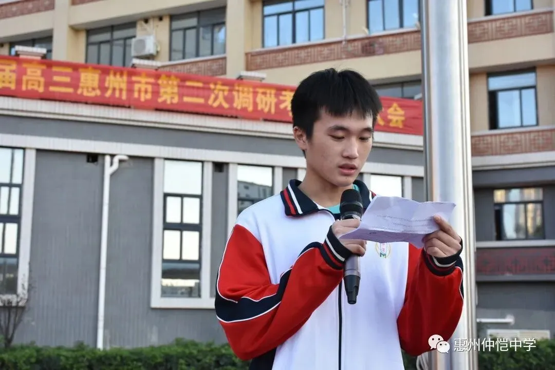 进步学生代表肖朝梯同学发言