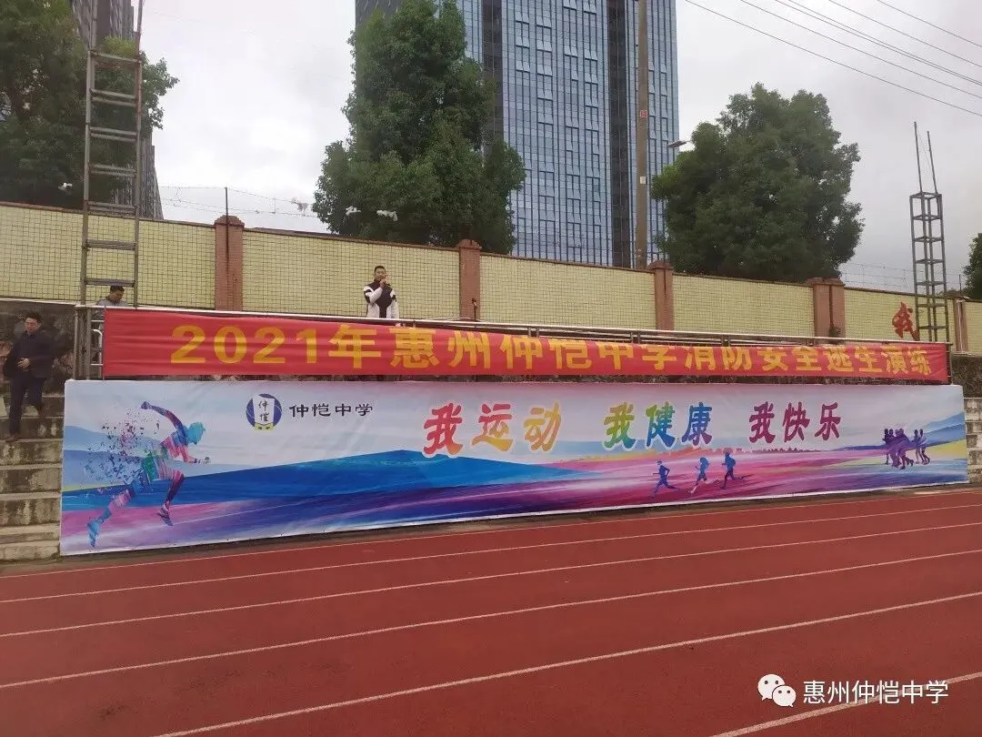 消防维保工作人员演示干粉灭火器的正确使用方法