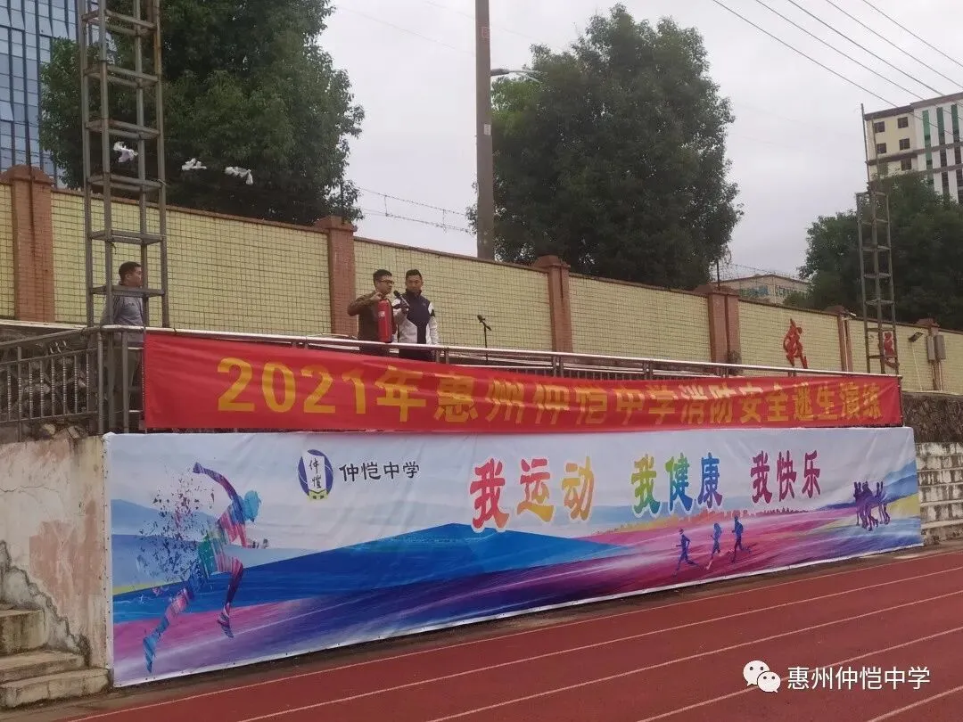 学生代表在老师指导下进行干粉灭火器灭火操作