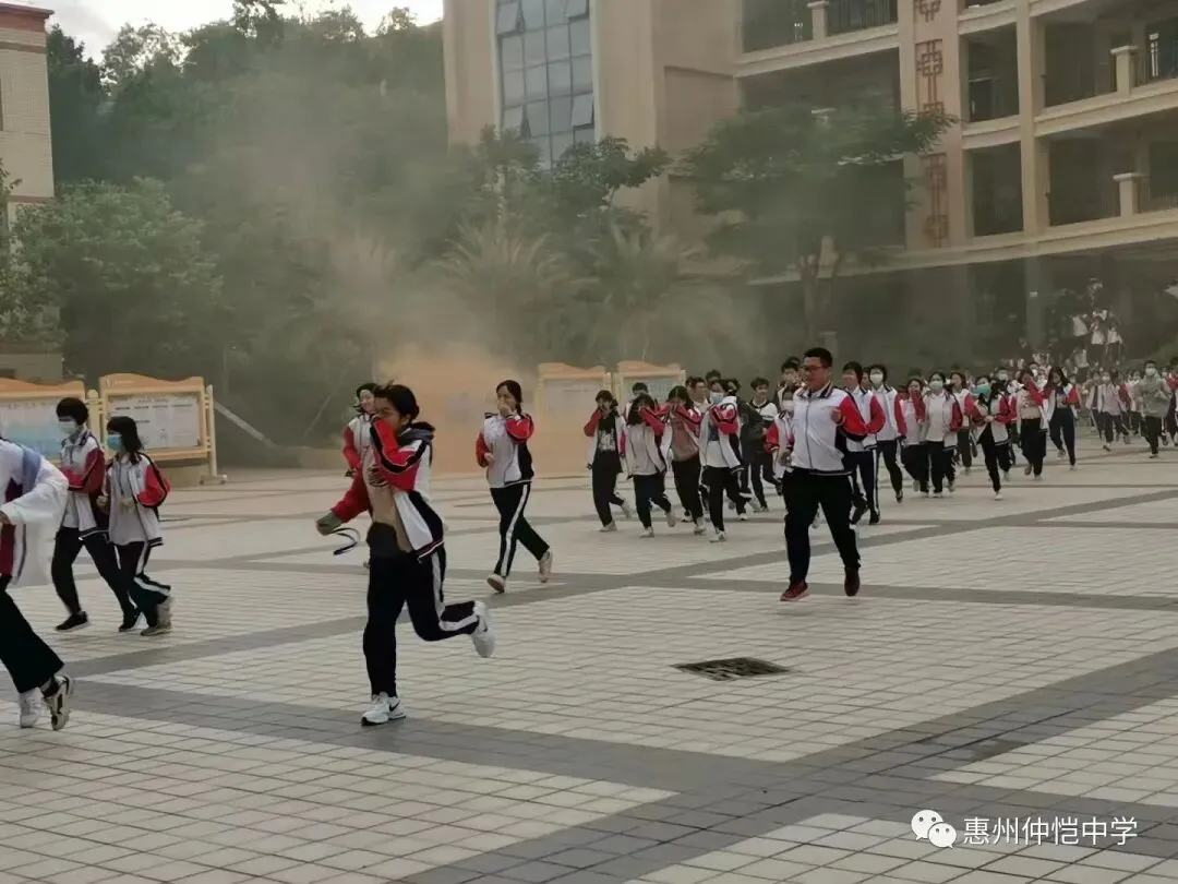 班主任在操场上清点学生人数,并向年级主任汇报