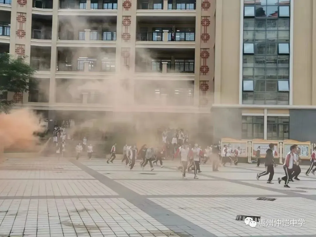 学生们在班主任的指挥下,有序地沿着疏散路线逃生