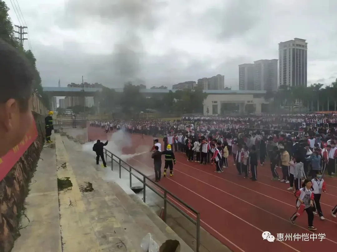 学生们在演练结束后合影留念