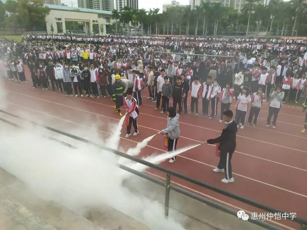 学生们在演练现场学习消防安全知识