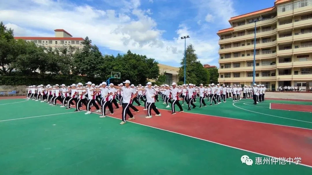 仲恺中学高一新生军训:磨砺意志,铸就坚韧青春