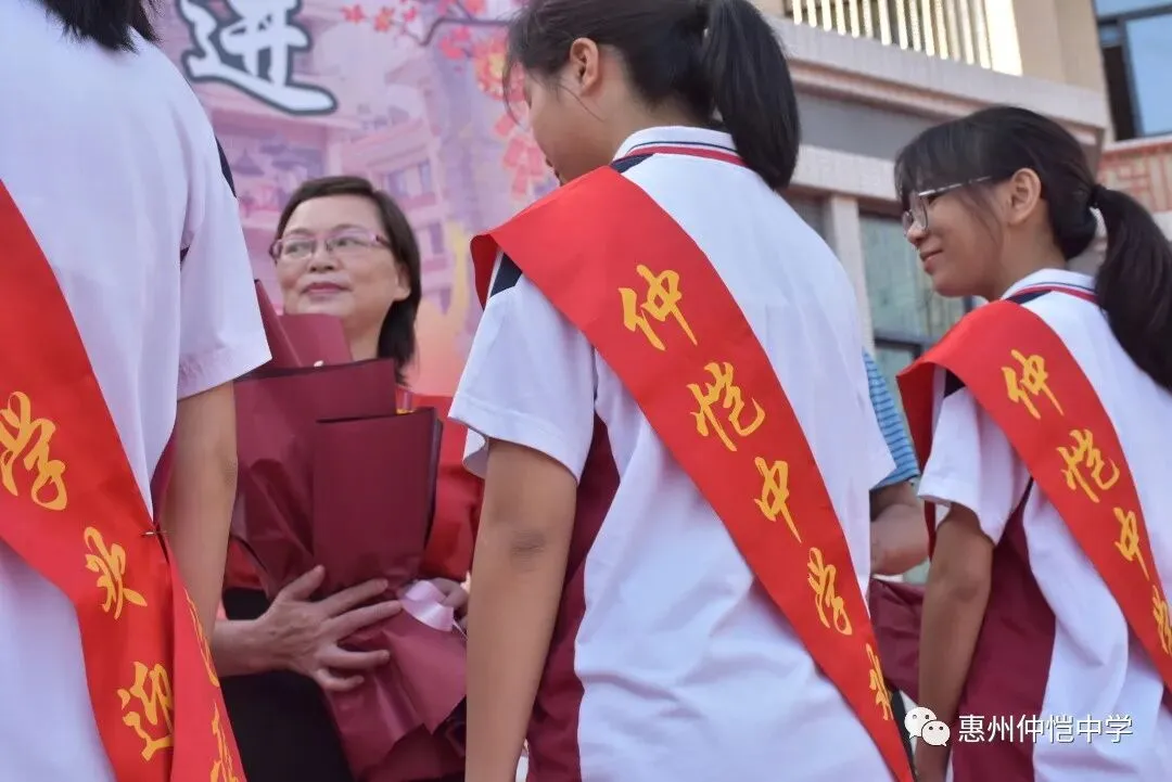 学生代表向资深教师敬献鲜花