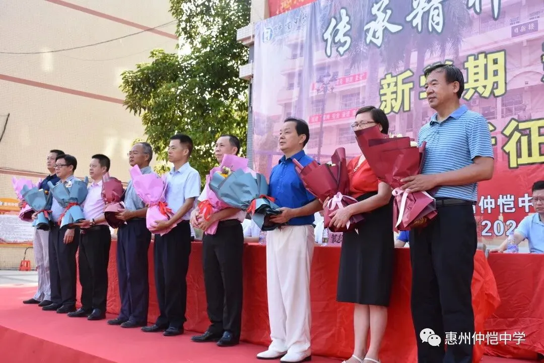学生代表向资深教师敬献鲜花