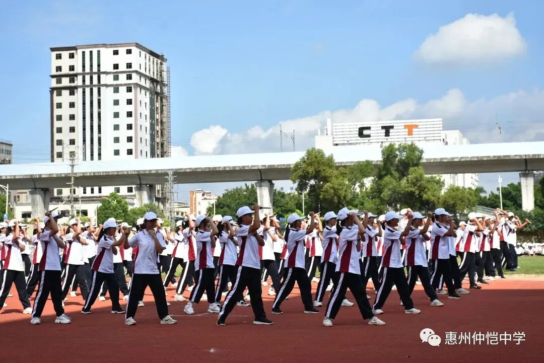 刘谋智副校长宣读表彰名单