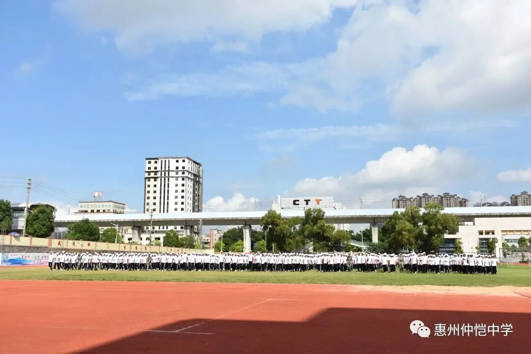 2021级高一新生军训结营仪式现场