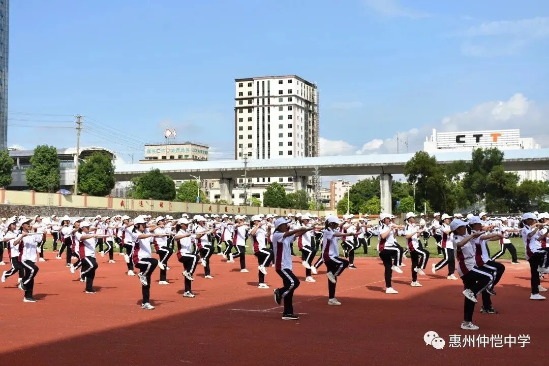 优秀标兵接受表彰