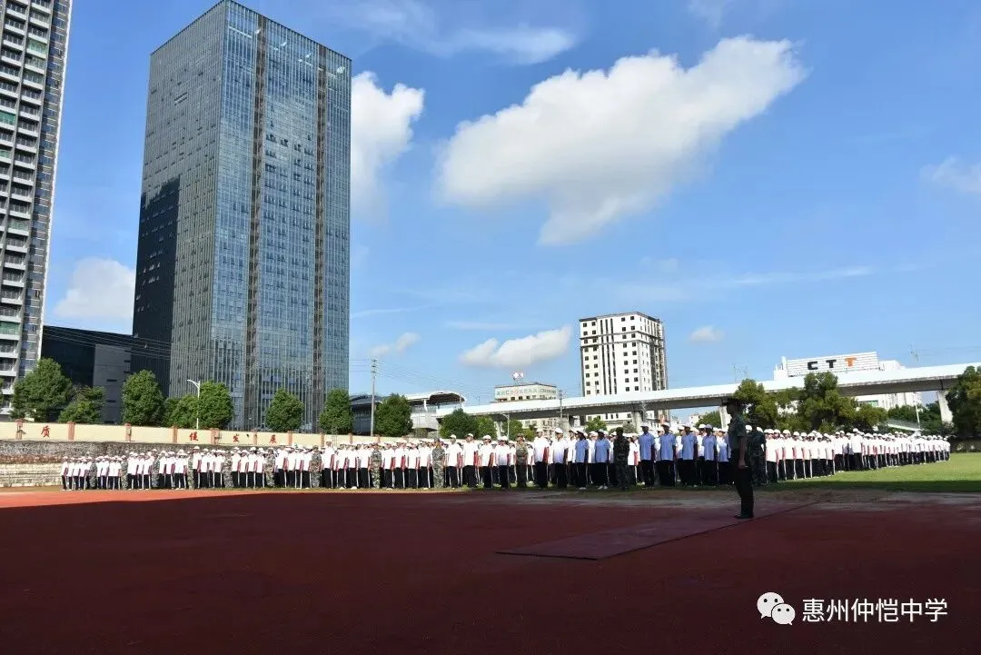 高一新生军训队列汇报表演