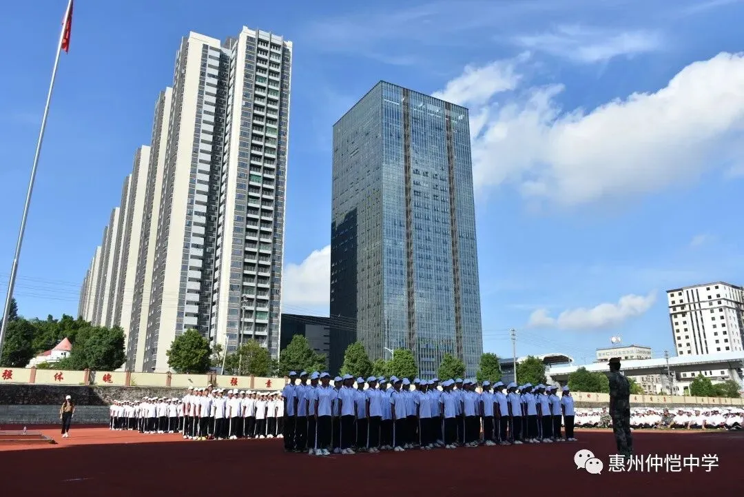 军训方队接受检阅