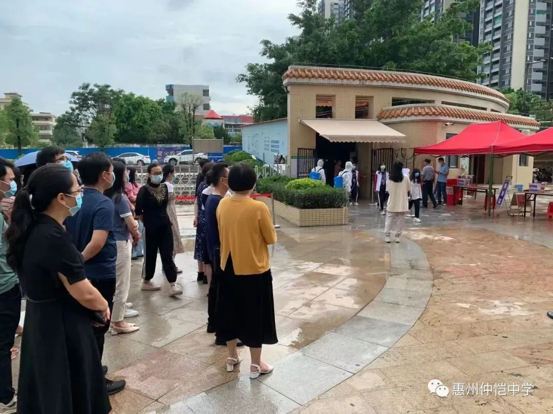监考老师在考场门口为考生进行体温检测
