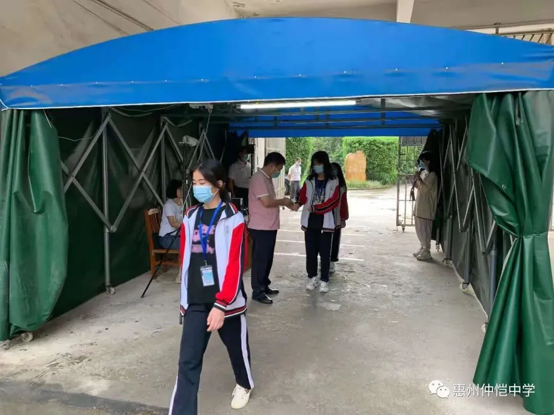学生在宿舍区域进行晚间活动,佩戴口罩
