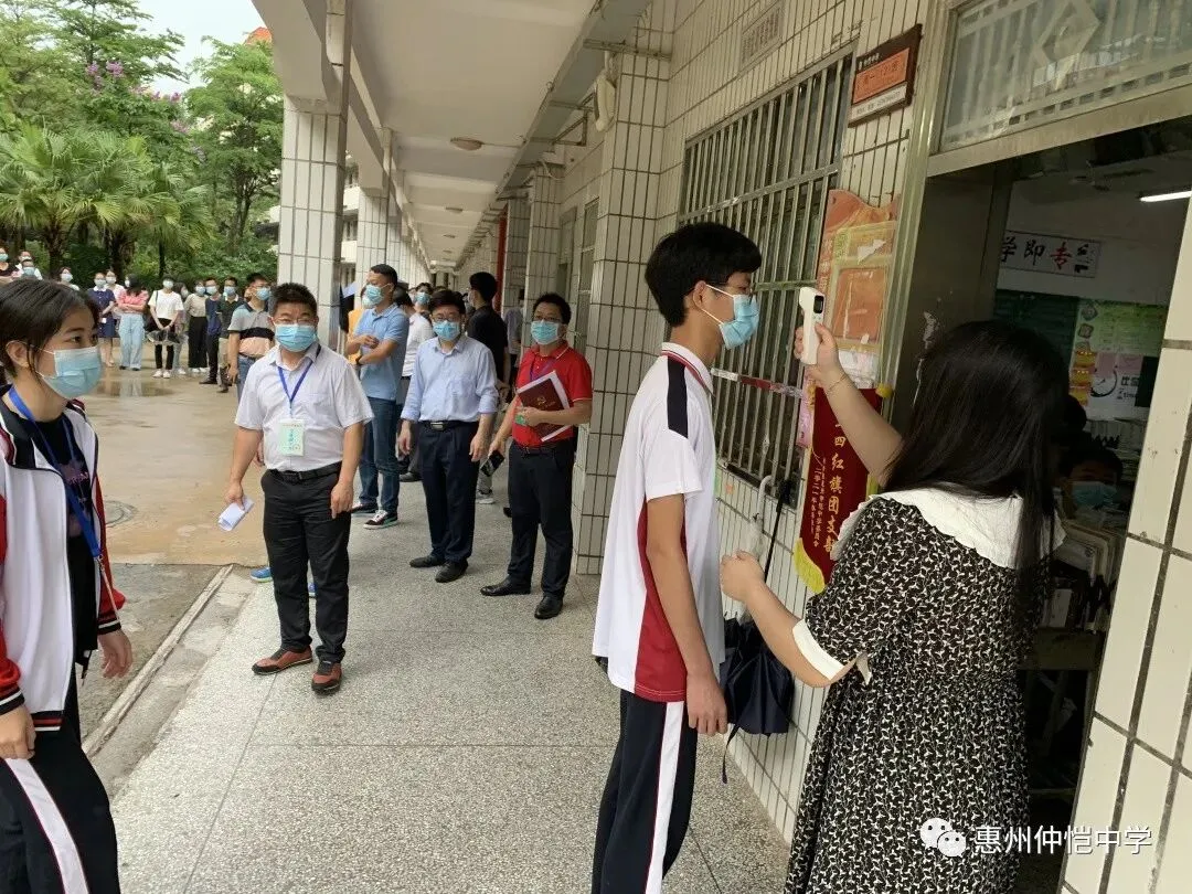 考生在隔离室接受初步检查