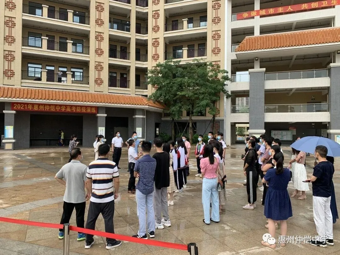 考生在自动测温区进行体温检测