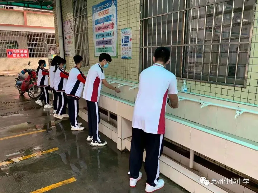 考生在饭堂排队取餐并保持安全距离
