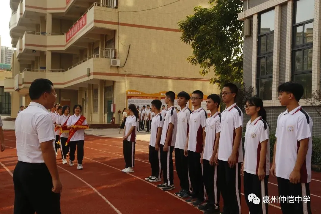 获奖学生代表手捧荣誉证书,脸上洋溢着自豪的笑容