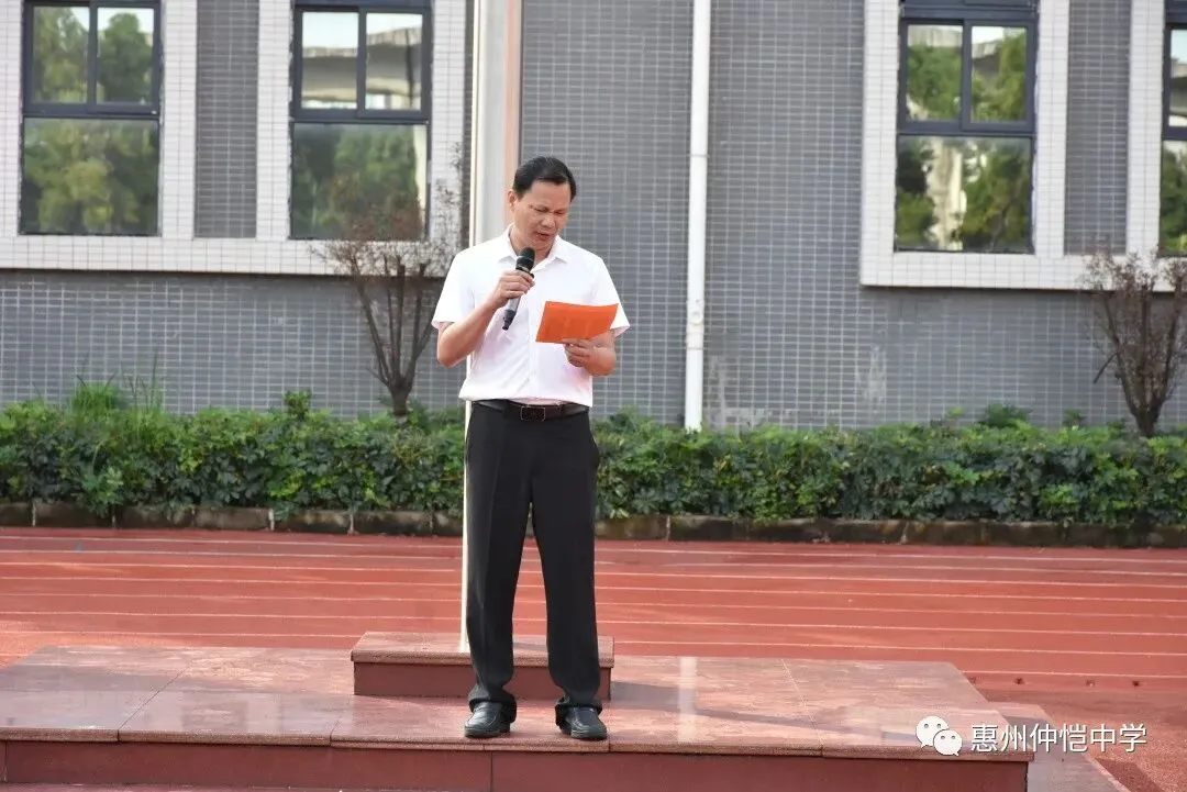 教务处唐涛主任主持颁奖仪式