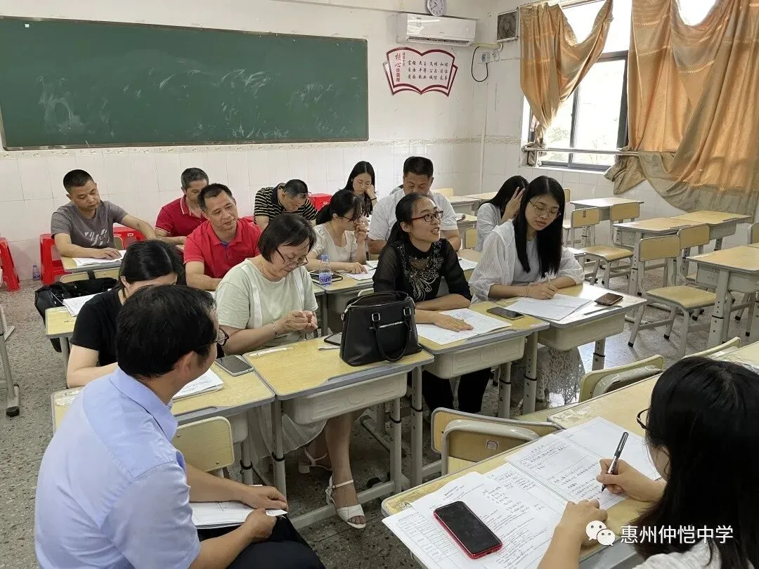 化学教研组老师们进行评课研讨