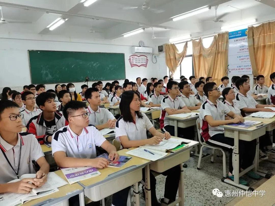 学生们在课堂上认真听讲并积极思考