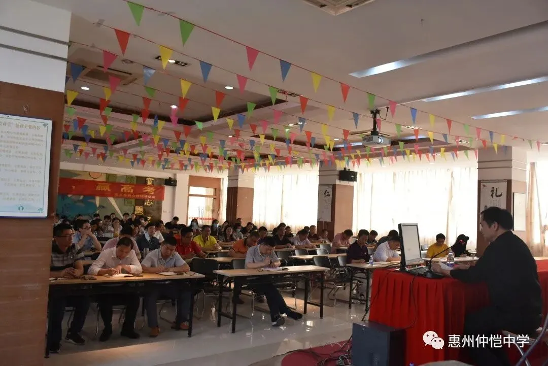 郑子平书记在党课上回顾新民主主义革命时期的艰辛与辉煌
