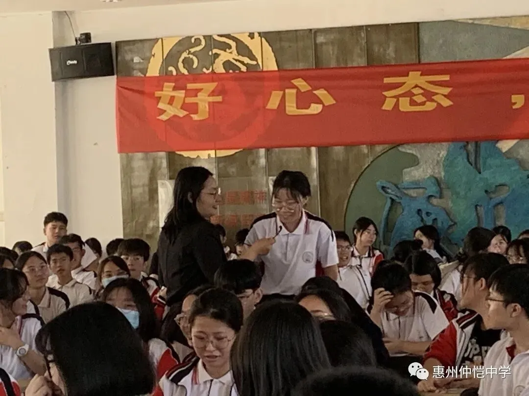 高三学子在讲座中获得心理疏导和备考指导