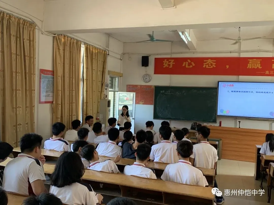 讲座现场气氛轻松愉快,学生们积极互动