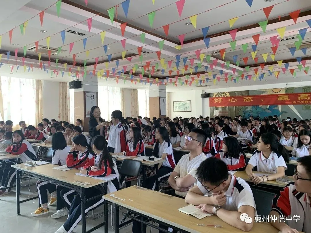 学生们认真记录心理老师分享的备考技巧