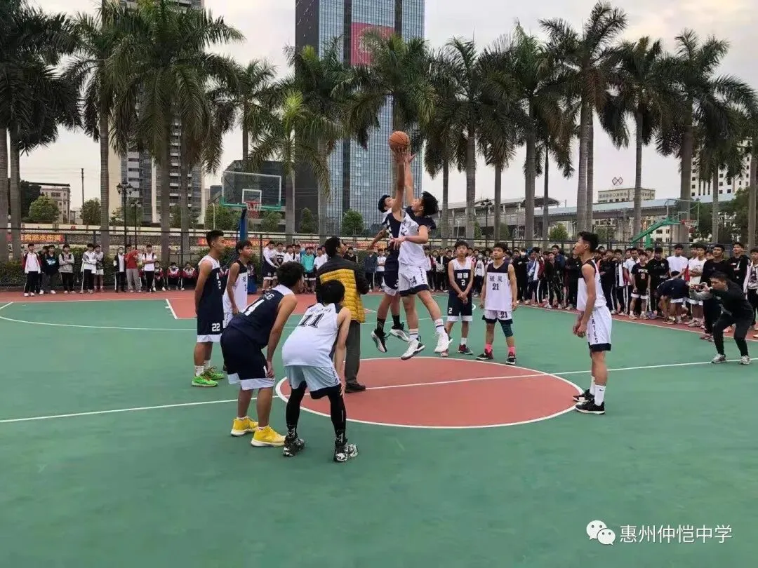 学生们在比赛中积极拼抢