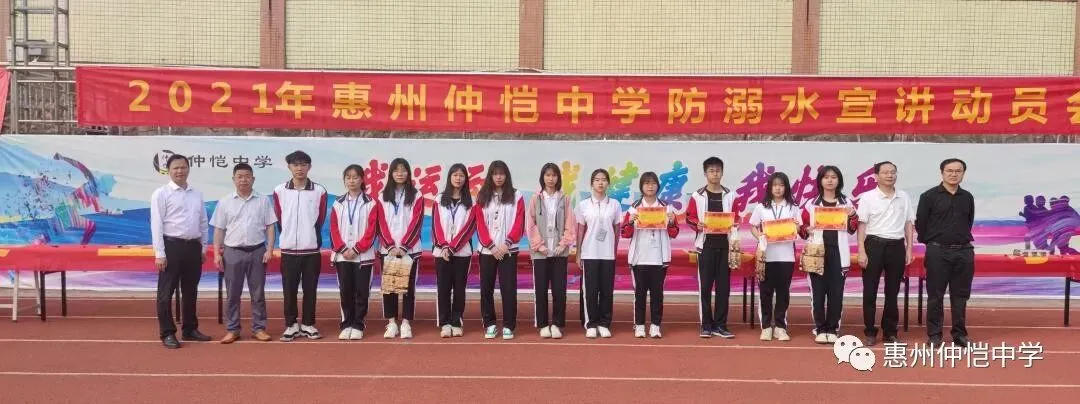 志愿者们在校园角落辛勤付出