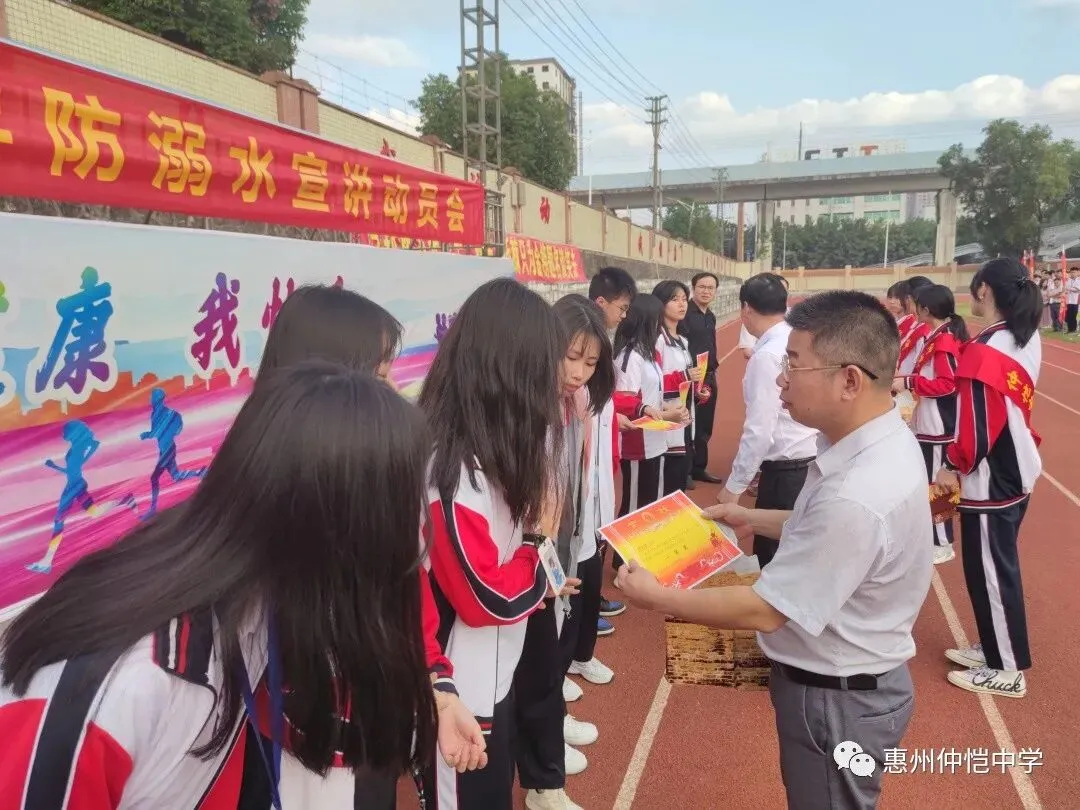 获奖学生代表展示荣誉