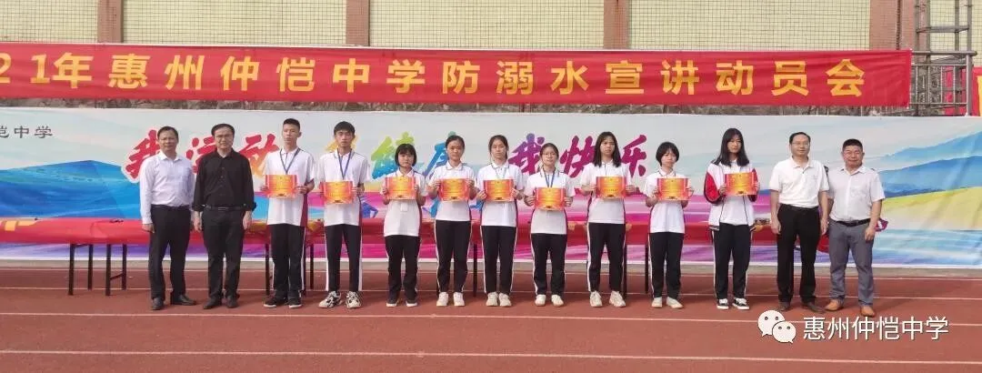 学生们在志愿活动中认真劳动