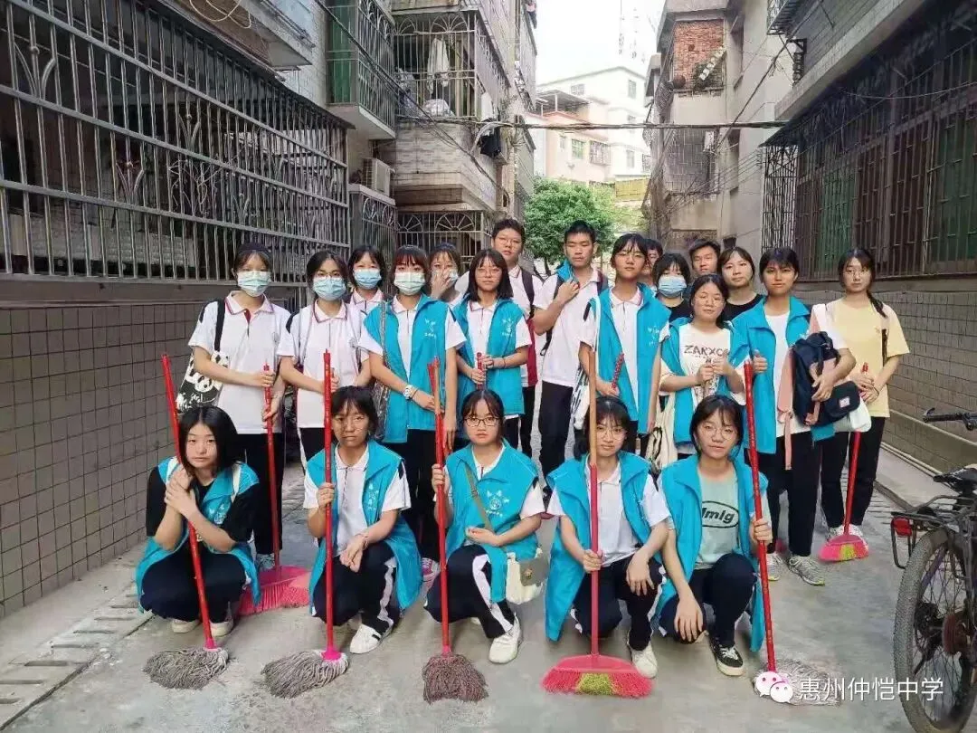 志愿者们在校园内进行大扫除