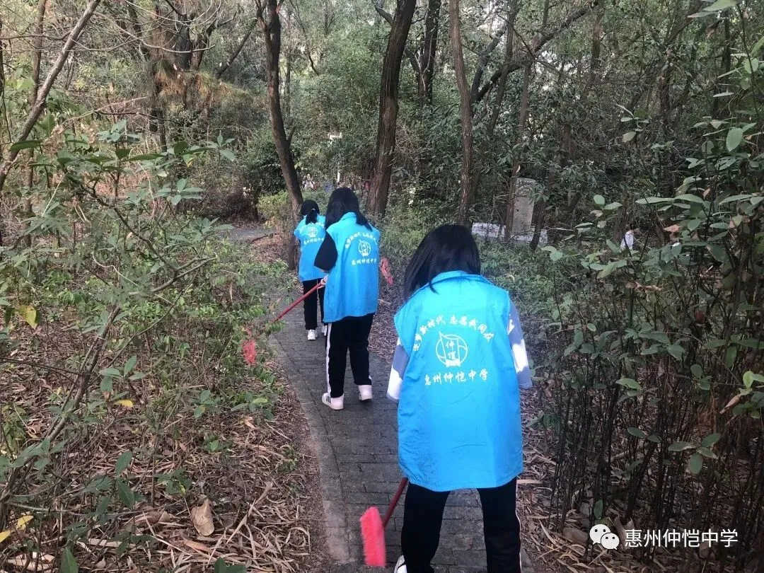 志愿者们分组协作,认真清扫