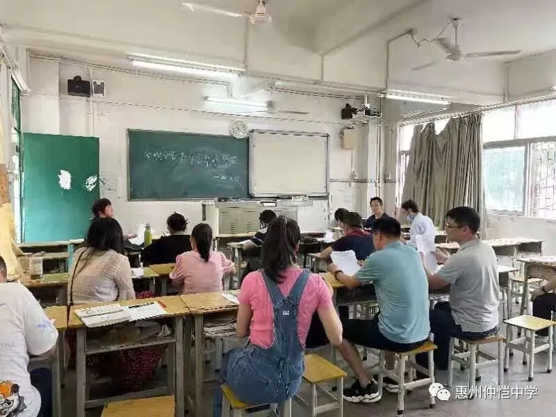 教师们在课后进行评课交流