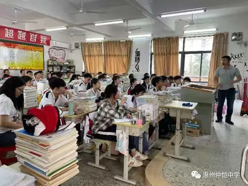 学生在课堂上积极举手回答问题