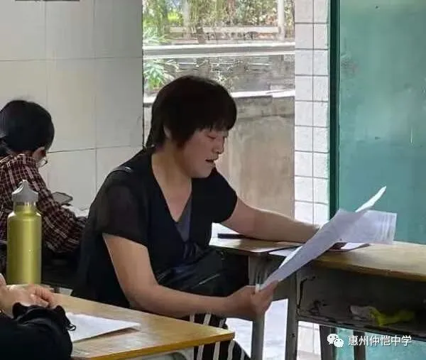 数学科组教师们围坐在一起,热烈讨论