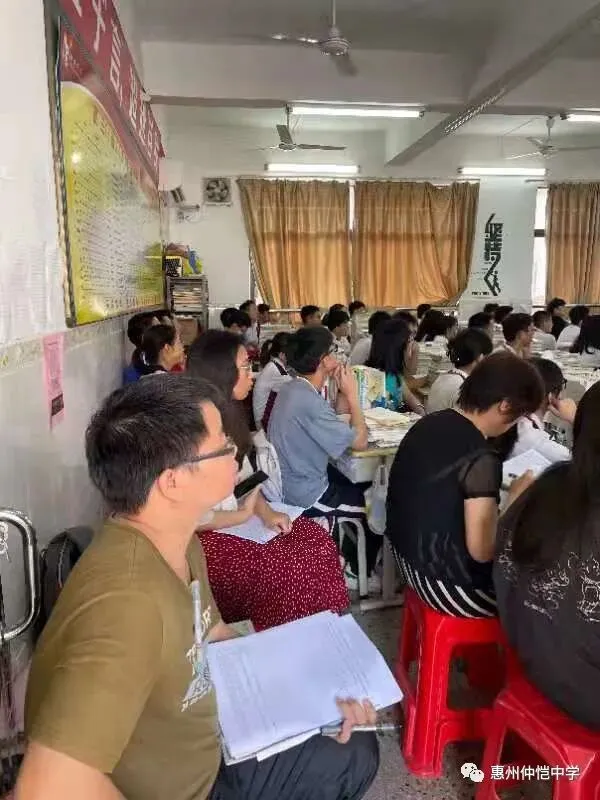 课堂互动场景,师生交流热烈