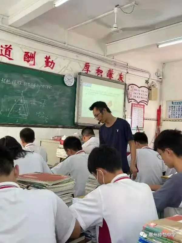 王术坚老师在课堂上进行讲解