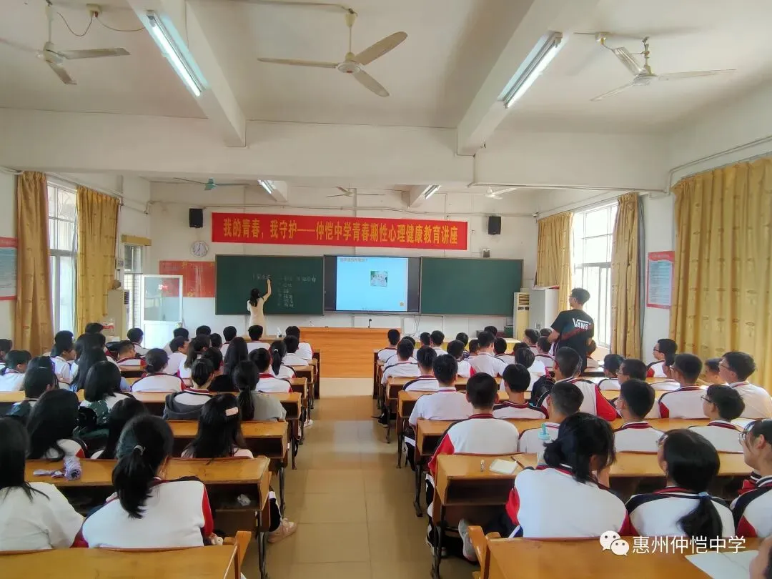 讲座现场学生积极提问