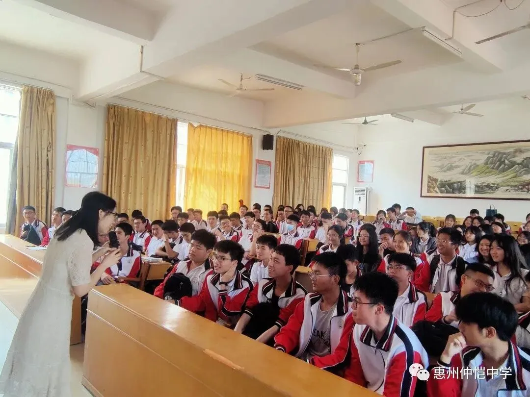 学生认真听讲并参与互动